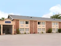 Super 8 by Wyndham des Moines Hotels in Saylor