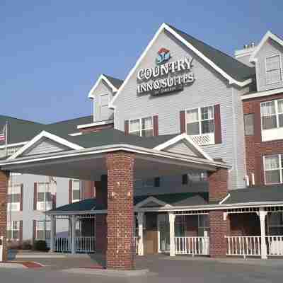 Holiday Inn Express & Suites Port Washington Hotel Exterior