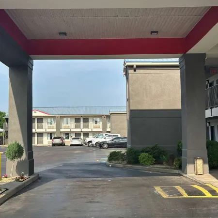 Super 8 by Wyndham Monroe