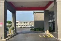 Super 8 by Wyndham Monroe - parking