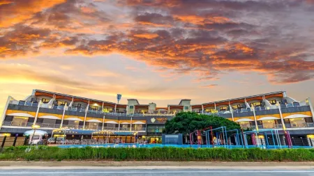 Buan Happy Tree Family Hotel Отели рядом с достопримечательностью «Byeonsan Beach»