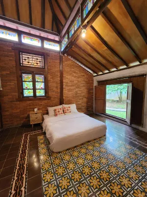 Wulenpari Ecovillage Hotels near Kemuning