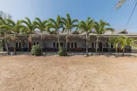 RedDoorz Near Pantai Ujung Genteng Hotel a Ciracap
