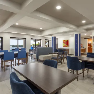Holiday Inn Express & Suites TAMPA AIRPORT by IHG Отели рядом с достопримечательностью «Поле для гольфа Rocky Point Golf»