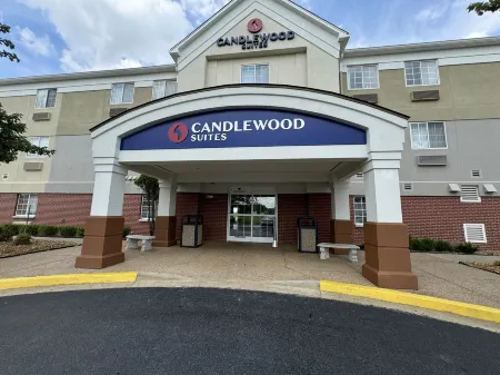 Candlewood Suites Olive Branch (Memphis Area) Отели рядом с достопримечательностью «Pink Coconut Boutique»