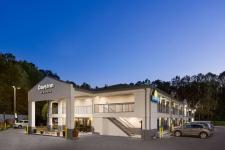 Days Inn by Wyndham Acworth Отели рядом с достопримечательностью «Дарр Филд»