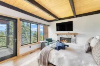 Lake View, Firepit, Game Room Remodeled Lake Tahoe Luxury Cabin by Avantstay Hotel in zona Patton Beach
