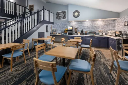 AmericInn by Wyndham North Branch Отели рядом с достопримечательностью «Парк Ханисакл»