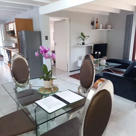 Crest Farm - Self-Catering 2-Bedroom, Wi-fi, Views, Swiming Pool