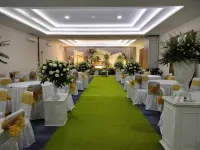 Front One Hotel Tulungagung Hotels in Pagerwojo