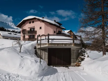 Haus Sunneschy Whg. 301 Отели в г. Курвальден