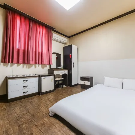 Gyeongju Sujeong Sauna Motel Отели рядом с достопримечательностью «Галерея «Хонджасу»»