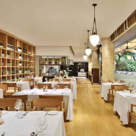 Marriott Suites Pune Отели рядом с Аэропорт Логеджаон