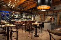 Sheraton Redding Hotel at the Sundial Bridge - Quầy bar
