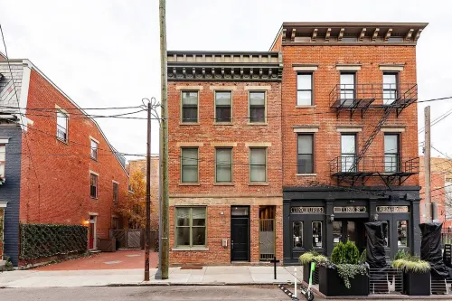 Modern OTR home with vintage charm of the Queen City - Parvekkeita
