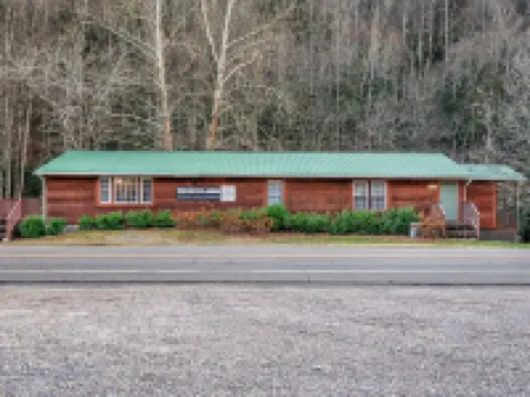 Spacious Hideaway w/ hot tub and creek- 1 mile from beautiful Watauga Lake 約翰遜縣酒店