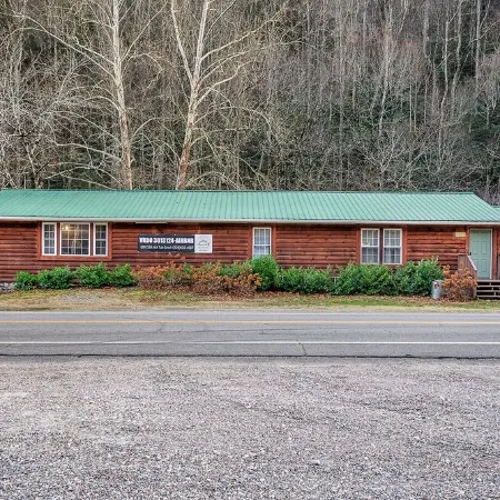 Spacious Hideaway w/ hot tub and creek- 1 mile from beautiful Watauga Lake Отели в г. Джонсон