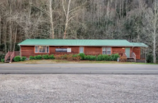 Spacious Hideaway w/ hot tub and creek- 1 mile from beautiful Watauga Lake