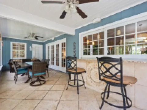 Tropical Resort Style Retreat w/ Pool House 4BR, 3 Bath Hotels in Port Salerno