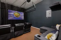 Pool-MovieTheater-KING BED & 5 minutes from the Alamodome & Riverwalk
