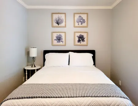 2nd Street Retreat: Private Cottage in Downtown Bentonville