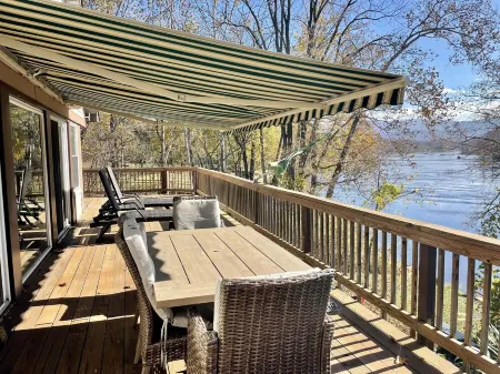 Waterfront, Luxury Panoramic View, Fast Wi-Fi, Private River Access Steps Away!