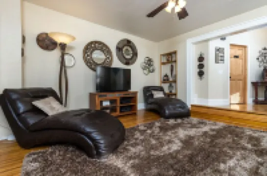 Large & Private w/King Bed Great Location