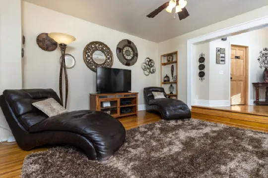 Large & Private w/King Bed Great Location