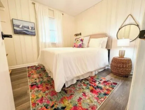 “Birchwood” is a Charming 2 Bedroom Cottage Located at the VA Dare & Sleeps 4!! Hotel a Bedford County