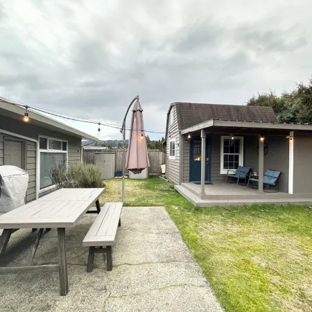 Bellevue Guesthouse by Lake Sammamish- EV, Patio