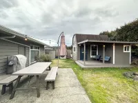 Bellevue Guesthouse by Lake Sammamish- EV, Patio - Tiny houses