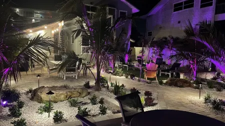 Riley's Retreat, 1 Bedroom Waterfront with Private Boat Dock and Beach Access