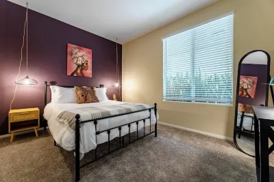 Spacious Home in South Coast - 1Mi to South Coast Plaza & Irvine - Gym+Pool & EV Hotel dekat Versailles On the Lake