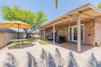 Charming 4-bedroom house, family and pet friendly, in desirable east Tucson! Hotels near Safeway