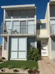 Beautiful modern three bedroom townhouse walking distance to the beach. Các khách sạn ở Cervantes