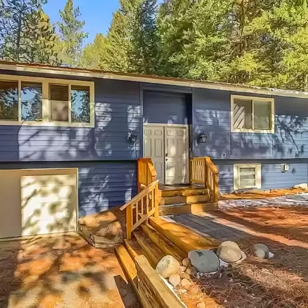 Tucked away mountain retreat w/Game Room & Hot Tub