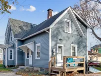 Beach Retreat - 5 Beds , 2 Kitchens @ Salt Island- Westbrook -Walk to Water Hotels in Westbrook