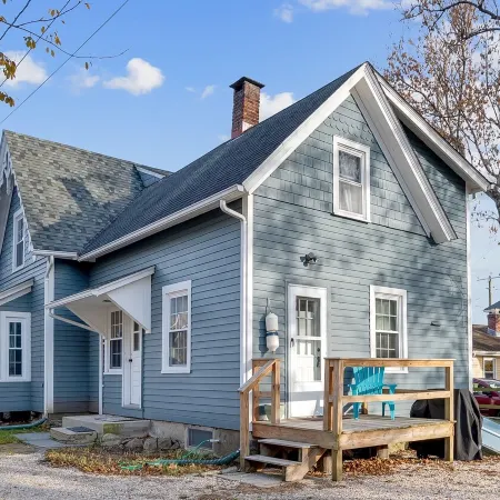 Beach Retreat - 5 Beds , 2 Kitchens @ Salt Island- Westbrook -Walk to Water