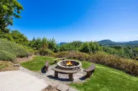 Remodeled ocean view home directly above the Sekiu marina. Relaxation, renewal.