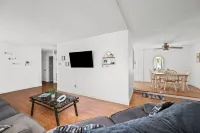 Lovely Updated 2bd house just minutes away from anything the Qc has to offer! Отели в г. Давенпорт