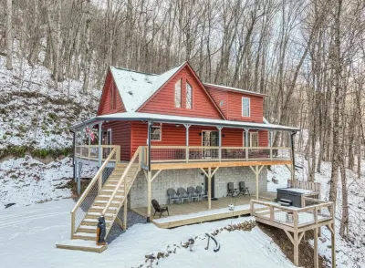 Mountain Retreat-Authentic Log Cabin with a Jacuzzi and FirePit Hotels near Lowe's Home Improvement