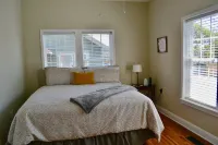 Cottage on Main - 355 Hotels in Forest City