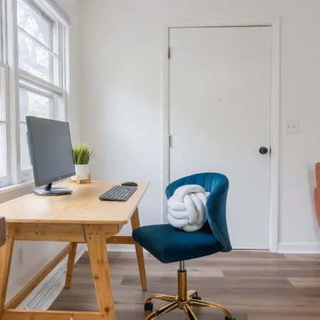 Retro Retreat: renovated 2BR, desk, no chore list!