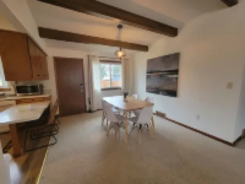 The Gwen // Charming 2-bedroom upstairs apartment in quiet duplex