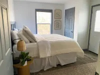 4 Bedroom Lakehouse w/ Hot Tub, Firepit, & Game Room
