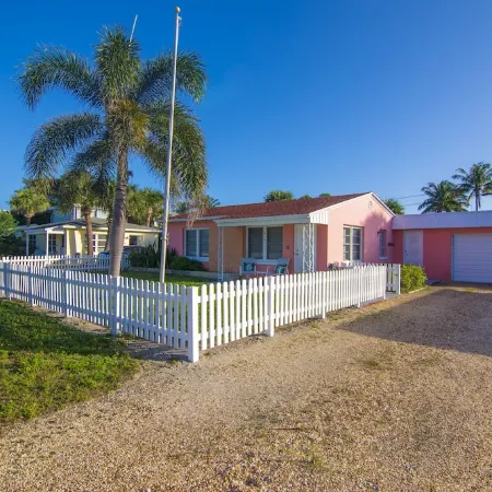 SOUTH BEACH & PARK Just a Hop Skip & Jump • CORAL COTTAGE • Fun Seaside Vero