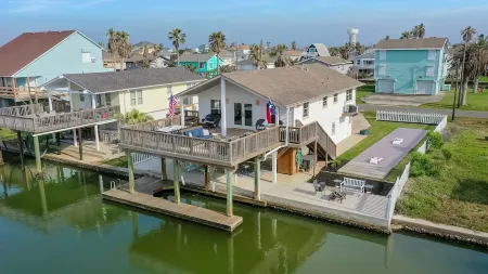 Vacation on the bay with Proximity to Beach and High-Speed WiFi- Turtle Haven