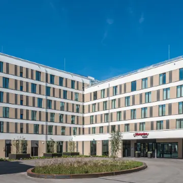 Hampton by Hilton Freiburg Отели рядом с достопримечательностью «Река Дреизам»