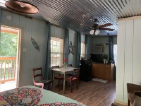 Little Bears Cozy Creekside Cabin at Up The Creek