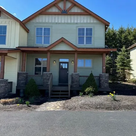 Spacious 5-bedroom, 5-bathroom townhome with WiFi, AC, Priv Hottub, ElecCharging